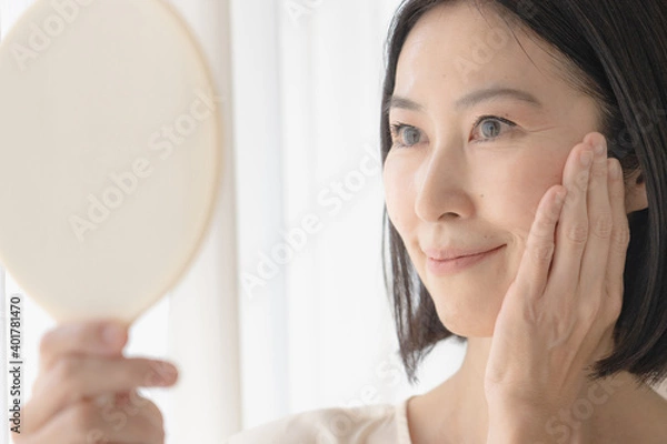 Fototapeta スキンケア　中年女性