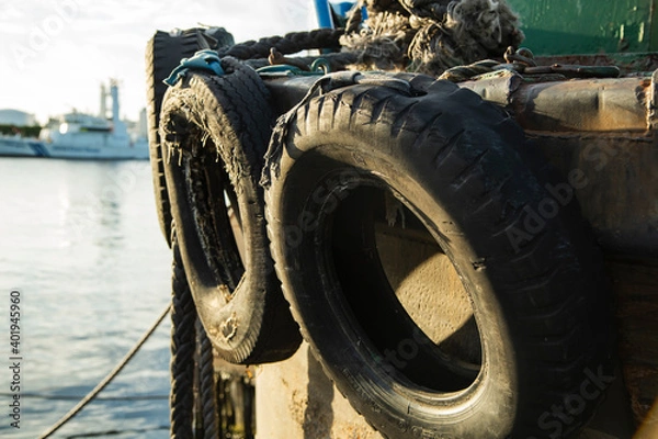 Obraz 船に括り付けられたタイヤ