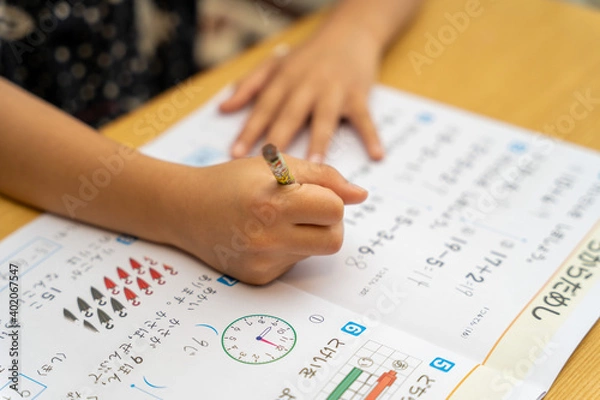 Obraz 宿題をする小学生の手