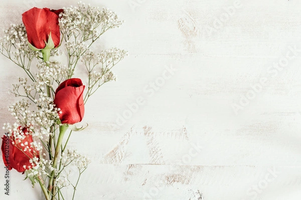 Obraz Kompozycja czerwonych róż i białych kwiatów z przestrzenią kopiowania