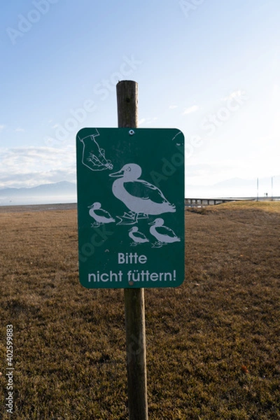 Fototapeta Bitte nicht Füttern Schild als Beispiel Bild. Für Zeitungsartikel, Internet Seiten oder Social Media Content. Aufgenommen mit verschwommenen Hintergrund. 