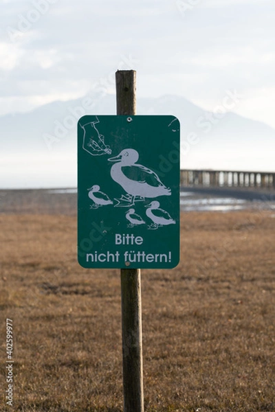 Fototapeta Füttern verboten Schild als Beispiel Bild. Für Zeitungsartikel, Internet Seiten oder Social Media Content. Aufgenommen mit verschwommenen Hintergrund. 