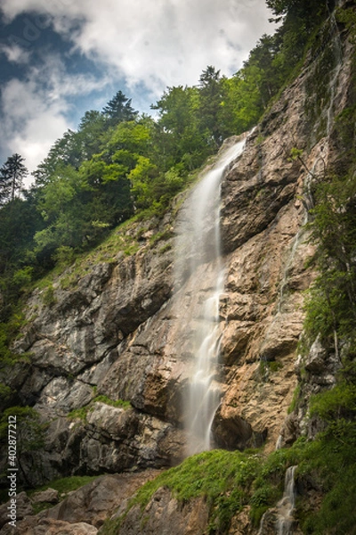 Fototapeta waterfall in the mountains, hallstatt, echerntal, austria
