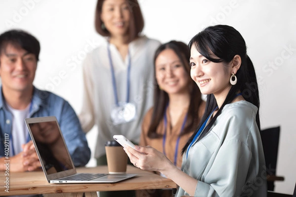 Fototapeta オフィスでスマホを使うビジネスウーマン
