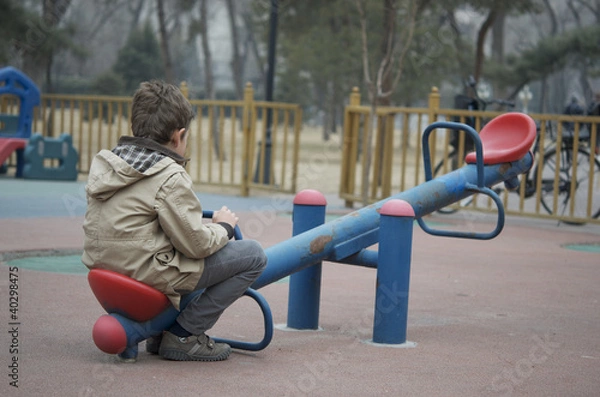 Obraz Samotne dziecko na huśtawce