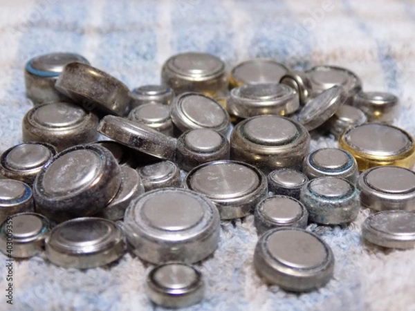 Obraz 大量の使用済みボタン電池