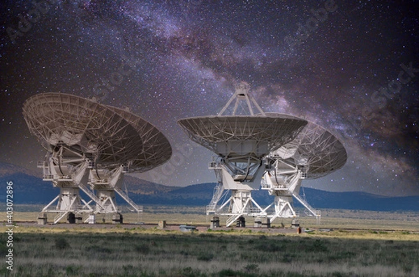 Obraz Four antennas that are part of the Very Large Array system in New Mexico, with the Milky Way in the background.