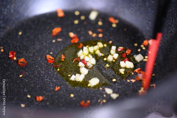 Fototapeta ニンニク・鷹の爪を油で炒める