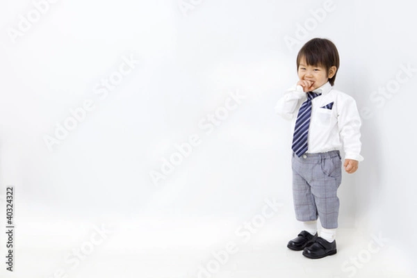 Fototapeta 白バックで正装した子供