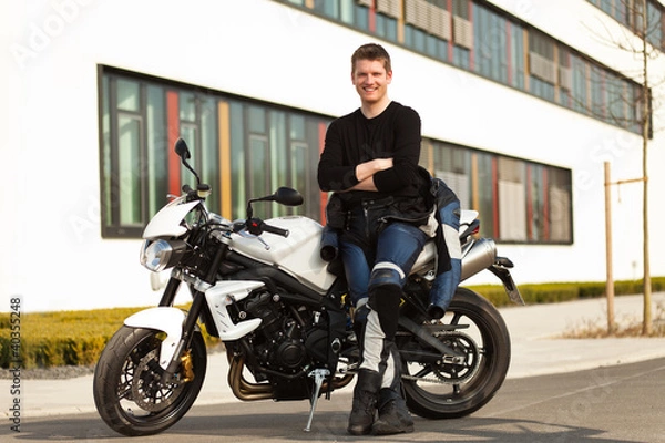 Fototapeta junger mann mit motorrad