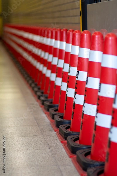 Fototapeta 地下道に並ぶカラーコーン