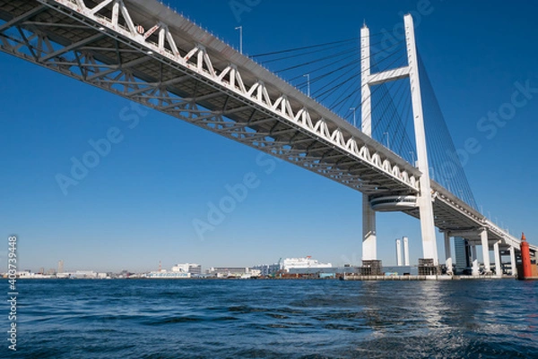Fototapeta 日本の横浜にあるベイブリッジ。海から見た青い空と橋の風景。