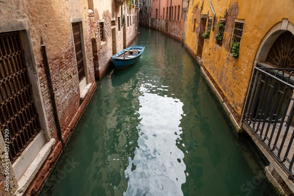 Obraz ein schmaler Kanal in San Polo, Venedig mit einem blauen Boot in grünem Wasser
