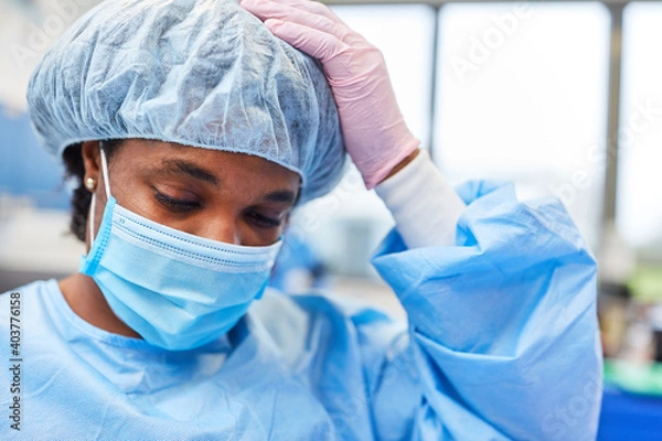 Fototapeta Erschöpfte Pflegerin in Notaufnahme einer Klinik
