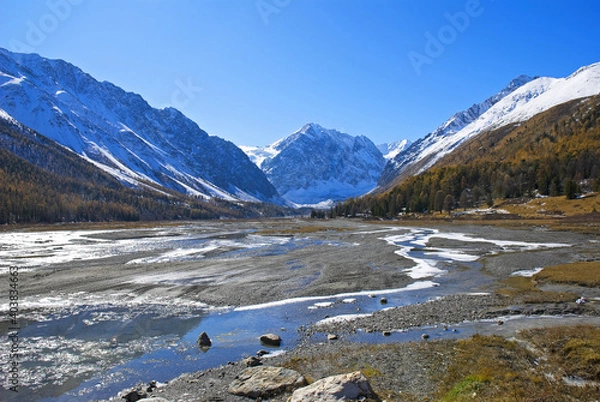 Fototapeta Autumn in the valley of the Akturu river at the foot of the glaciers of the North Chui range.