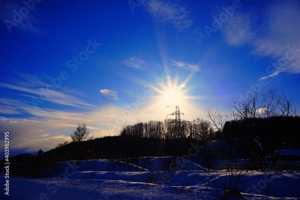 Fototapeta 夕陽と山と雪原