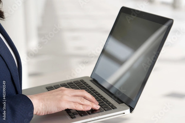 Fototapeta パソコンを使う女性