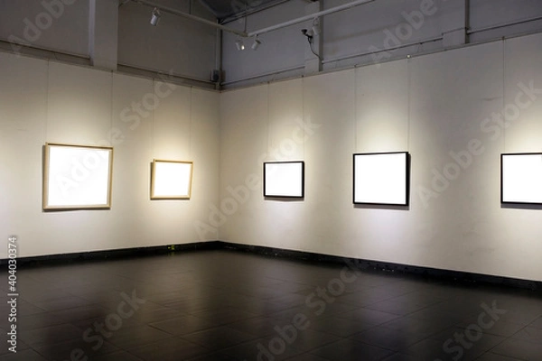 Obraz A blank picture frame in the exhibition room 