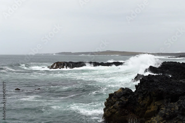Fototapeta waves crashing on rocks