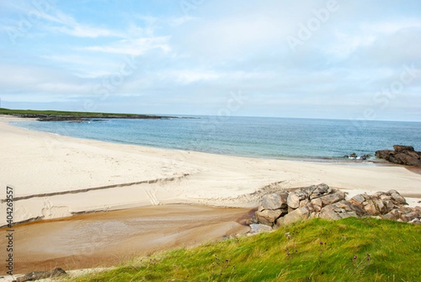 Fototapeta White sandy beach on the shore of  the Atlantic Ocean on Barra Island, in the Outer Hebrides, Scotland, UK