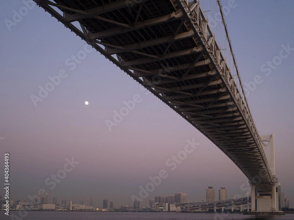 Fototapeta 夕暮れのレインボーブリッジと月と屋形船