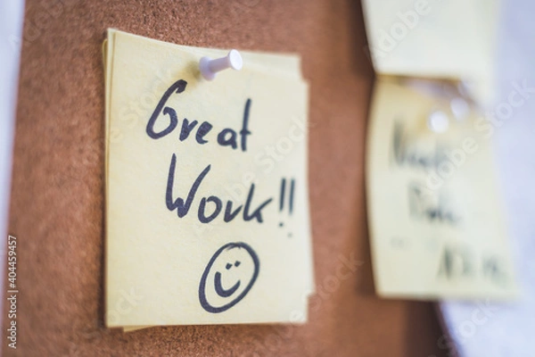 Obraz Employee motivation and leadership concept. “Great work” note on pinned paper, cork board