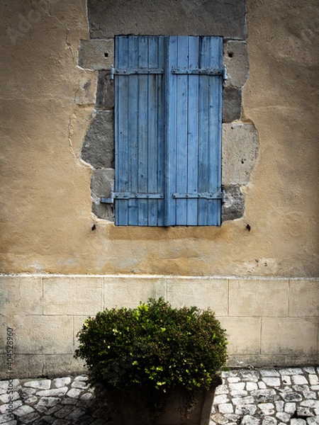 Fototapeta volets bleus à Charroux