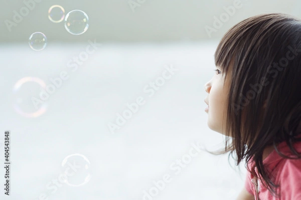 Fototapeta シャボン玉を見つめる女の子