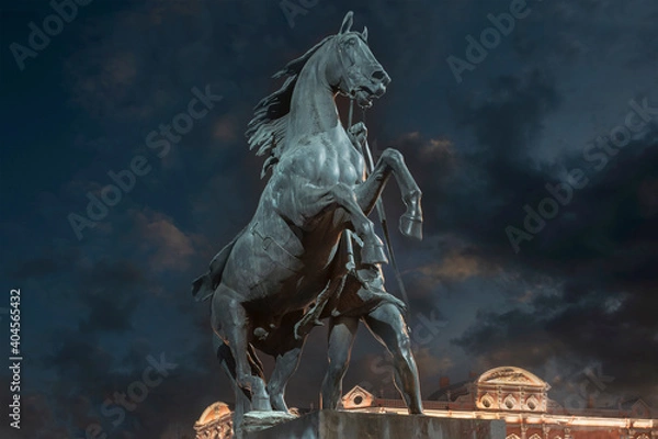 Fototapeta St. Petersburg. Russia - 19 дукабря 2020 года - a magnificent sculpture of the taming of a horse by Peter Klodt on the Anichkov bridge, built in 1841