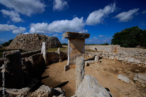 Fototapeta Poblado talayòtico de Trepucó (1400 aC.),recinto de Taula yTalayot.                     Maó.Baleares.España.