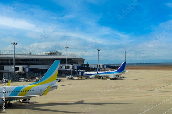 Fototapeta 飛行場で離陸を待つ旅客機