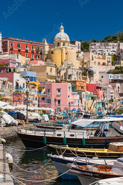 Fototapeta イタリア　プローチダのコッリチェッラ海岸とサンタ・マリア・デッレ・グラッツィエ教会
