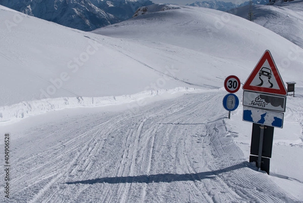 Obraz una strada innevata nelle dolomiti, la neve ricopre questa strada di montagna