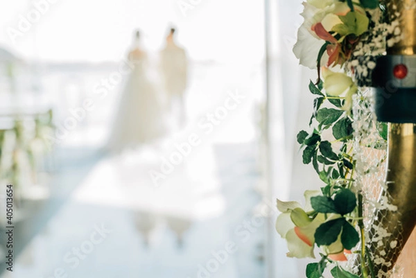 Obraz 新郎新婦 指輪の交換 はなよめ 花嫁 ウエディングドレス 手 チャペル 結婚式 wedding ベール 腕組み	