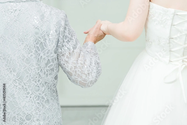 Obraz 新郎新婦 指輪の交換 はなよめ 花嫁 ウエディングドレス 手 チャペル 結婚式 wedding ベール 腕組み	