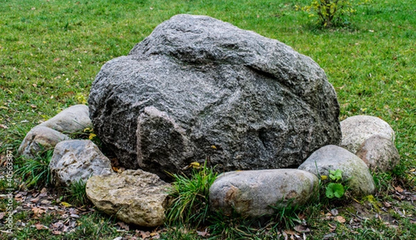 Obraz stone in the grass