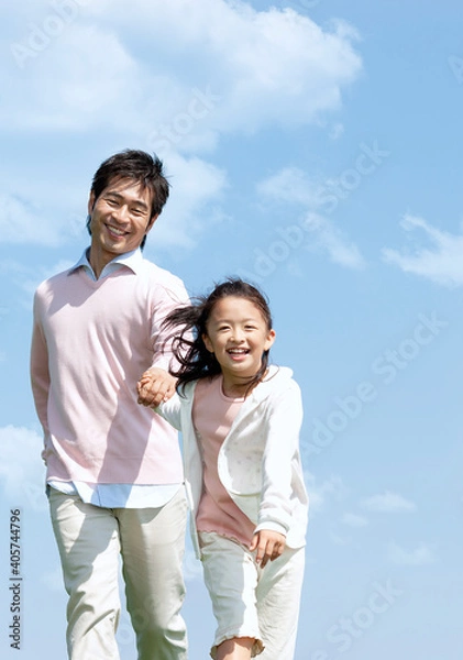 Fototapeta 手をつないで走る親子