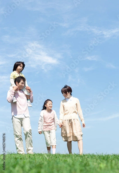 Fototapeta 芝生を歩く家族