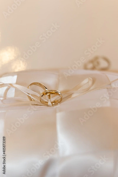 Obraz wedding rings on the pillow
