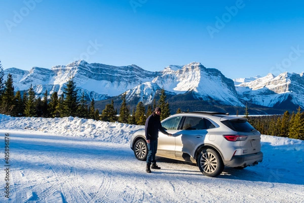 Obraz Man standing next to his SUV along the Icefields Parkway in Banff National Park, Canada