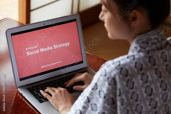 Fototapeta 旅館でワーケーションする浴衣姿の若い女性