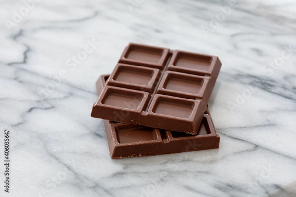 Obraz 大理石の台の上で割った板チョコレート