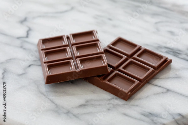 Obraz 大理石の台の上で割った板チョコレート