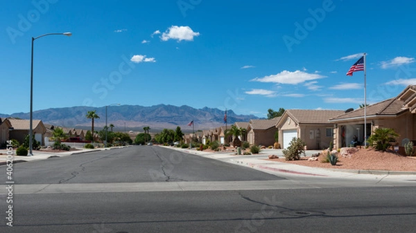 Fototapeta A row of recently build houses in a neighborhood in the State of Nevada, USA, with a mountain on the background.