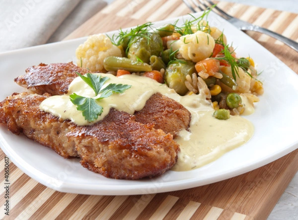 Fototapeta Рыба в сухарях с овощами.