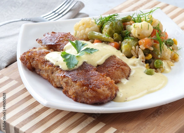 Fototapeta Рыба в сухарях с овощами. 	Рыба в сухарях с овощами.