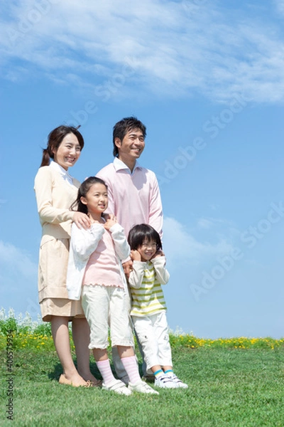 Fototapeta 芝生に立つ家族