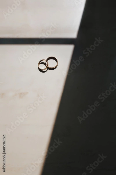 Obraz Rings just married on a table with a shadow