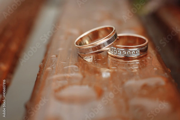 Obraz wedding rings on a wet table