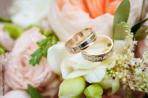Obraz wedding rings and flowers